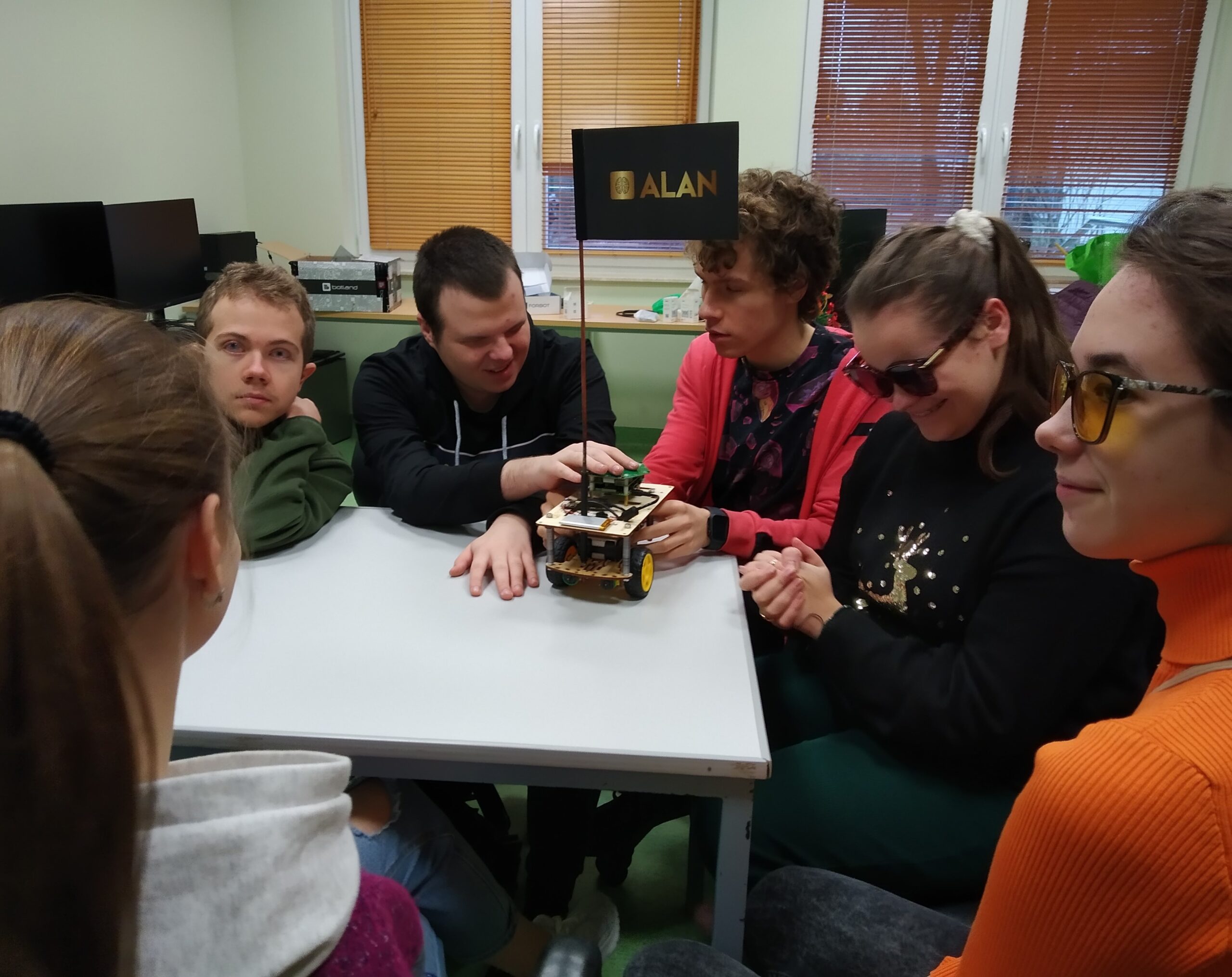 Zespół podczas prac nad robotem.