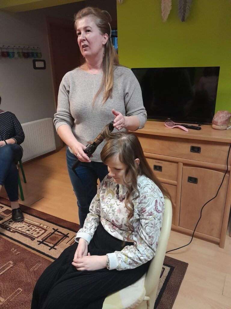 Pani Aneta na lokówce kręci włosy Anastazji