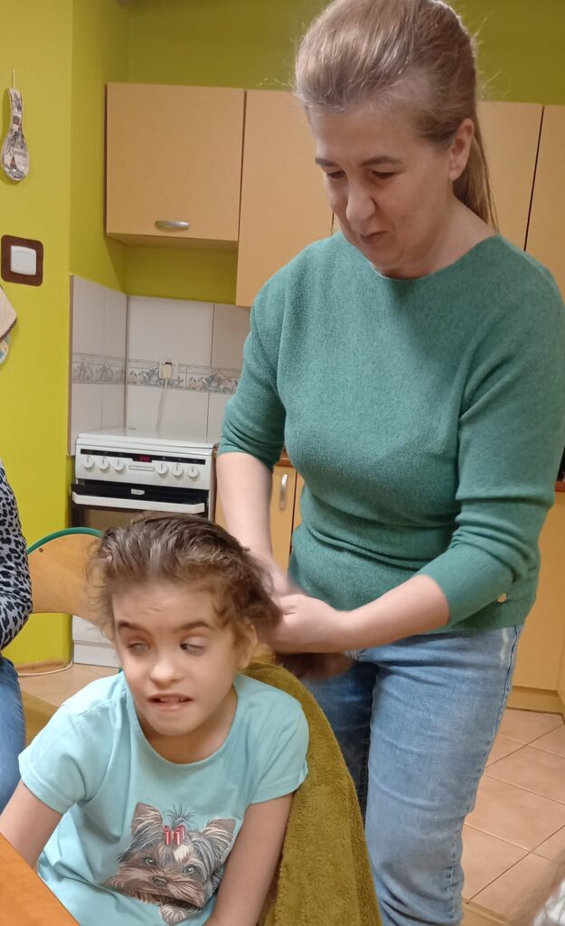 Pani Aneta czesze włosy Mai