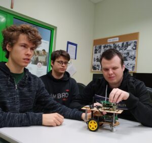 Klaudiusz, Adam i Maciek ze swoim robotem.