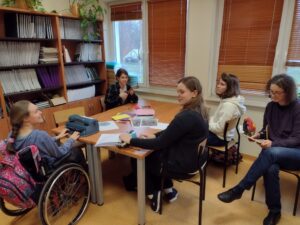 Grupa warsztatowa w trakcie prac.