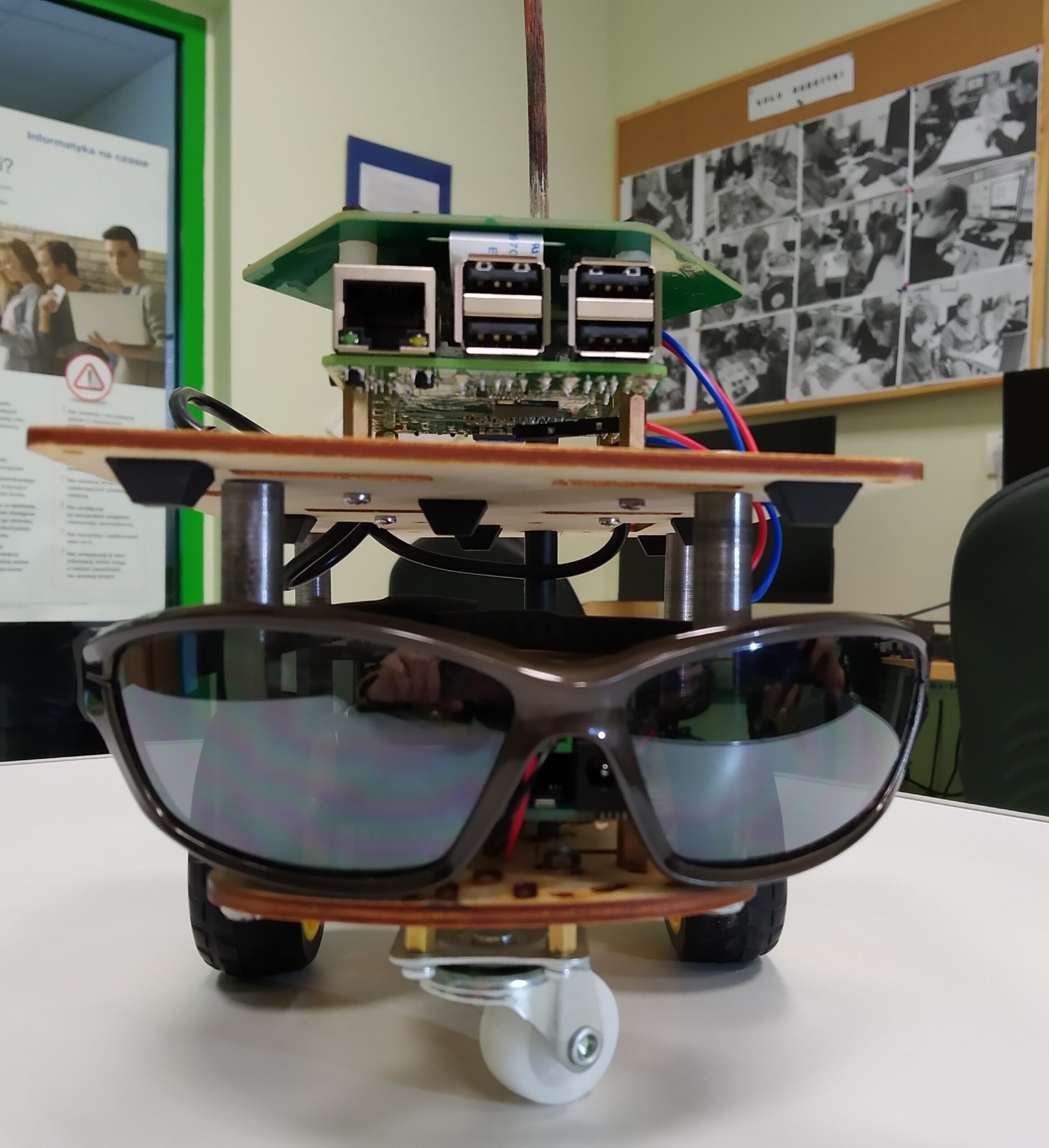 Robot z założonymi dla żartu okularami.