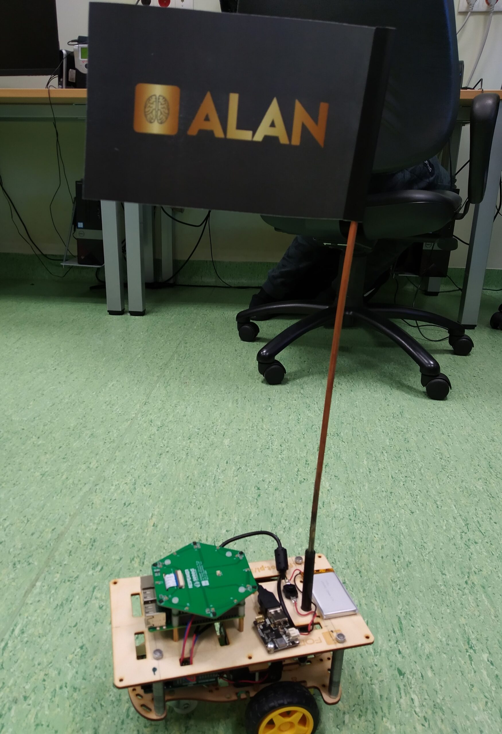 Robot stoi na podłodze.