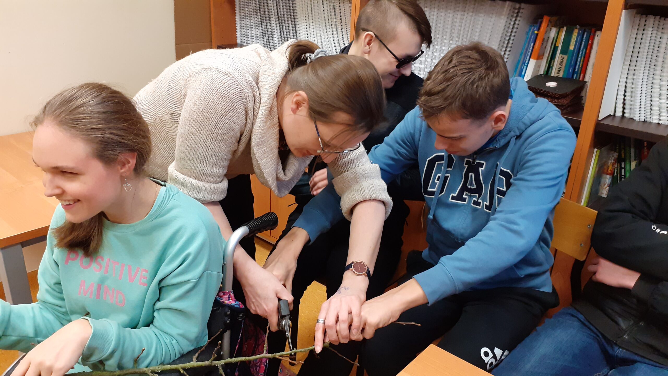 Uczniowie podczas prac projektowych.