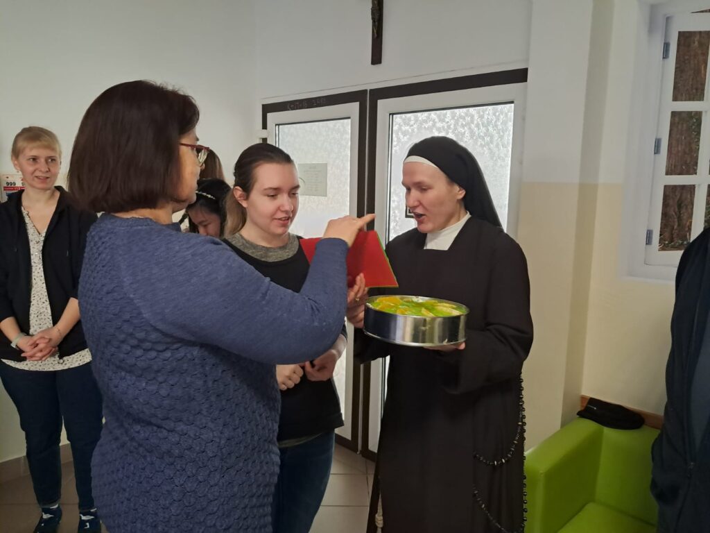 Pani Iza z Julią składają życzenia Siostrze Janie