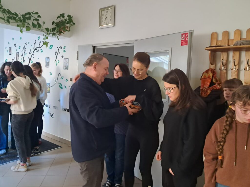 Karolina składa życzenia Panu Sławkowi i częstuje się słodyczami