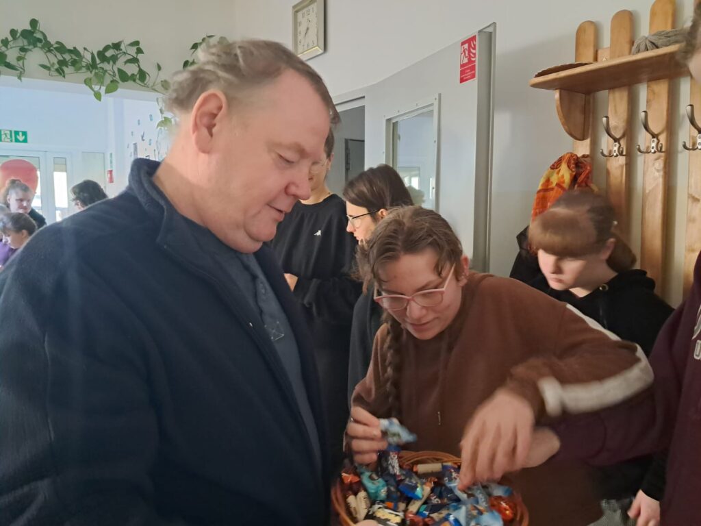 Pan Sławek częstuje słodyczami