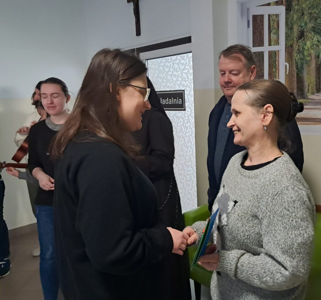 Amelia składa życzenia Pani Bogusi i wręcza laurkę