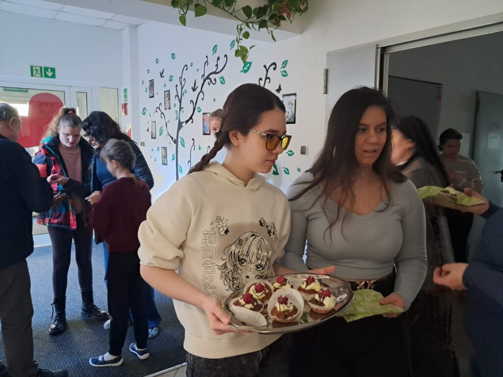Marharyta i Ola częstują mufinkami