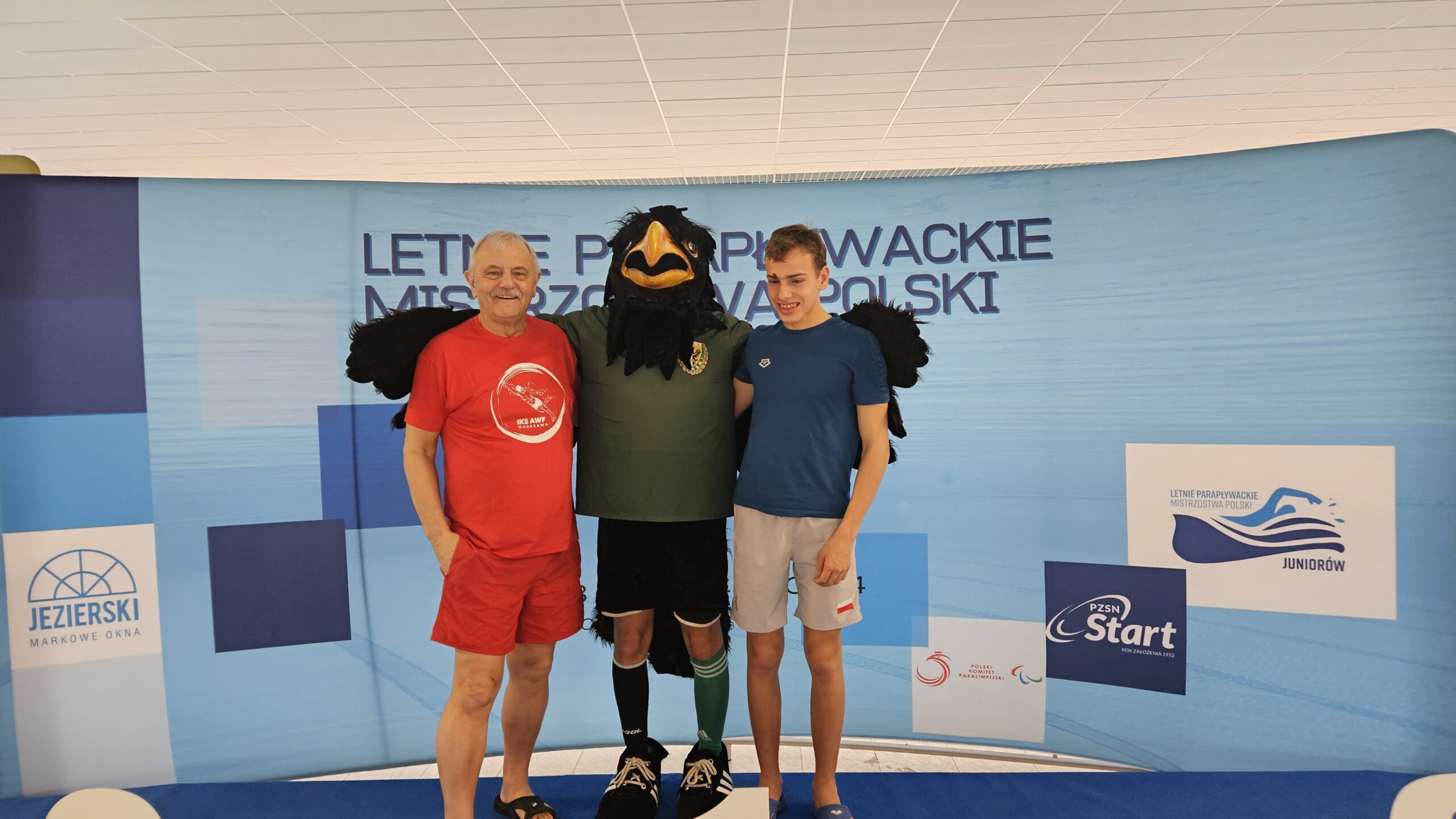 Alex z trenerem i maskotką zawodów.