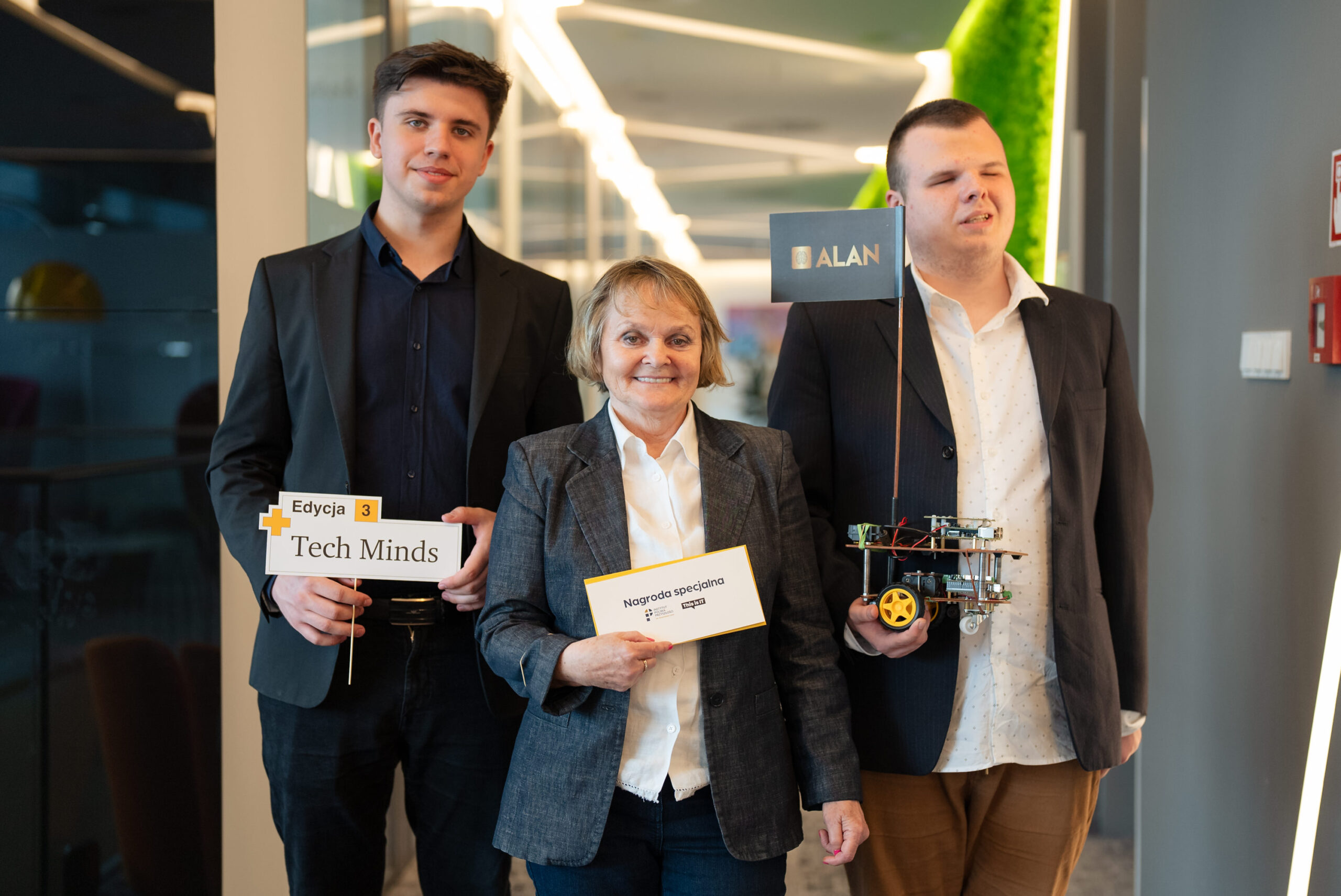 Klaudiusz i pani Hania odbierają nagrodę publiczności.