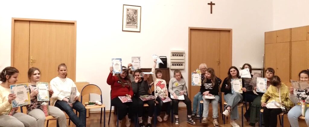 Dziewczęta prezentują dyplomy