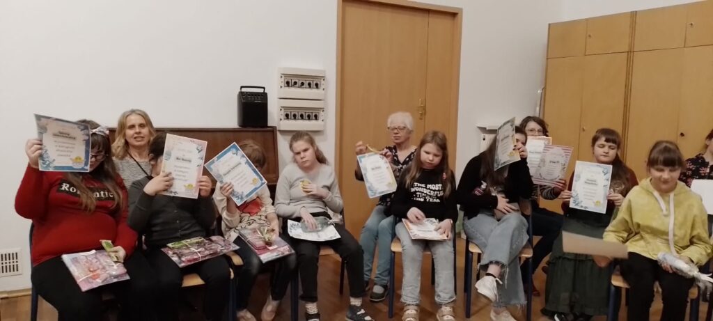 Dziewczęta prezentują dyplomy