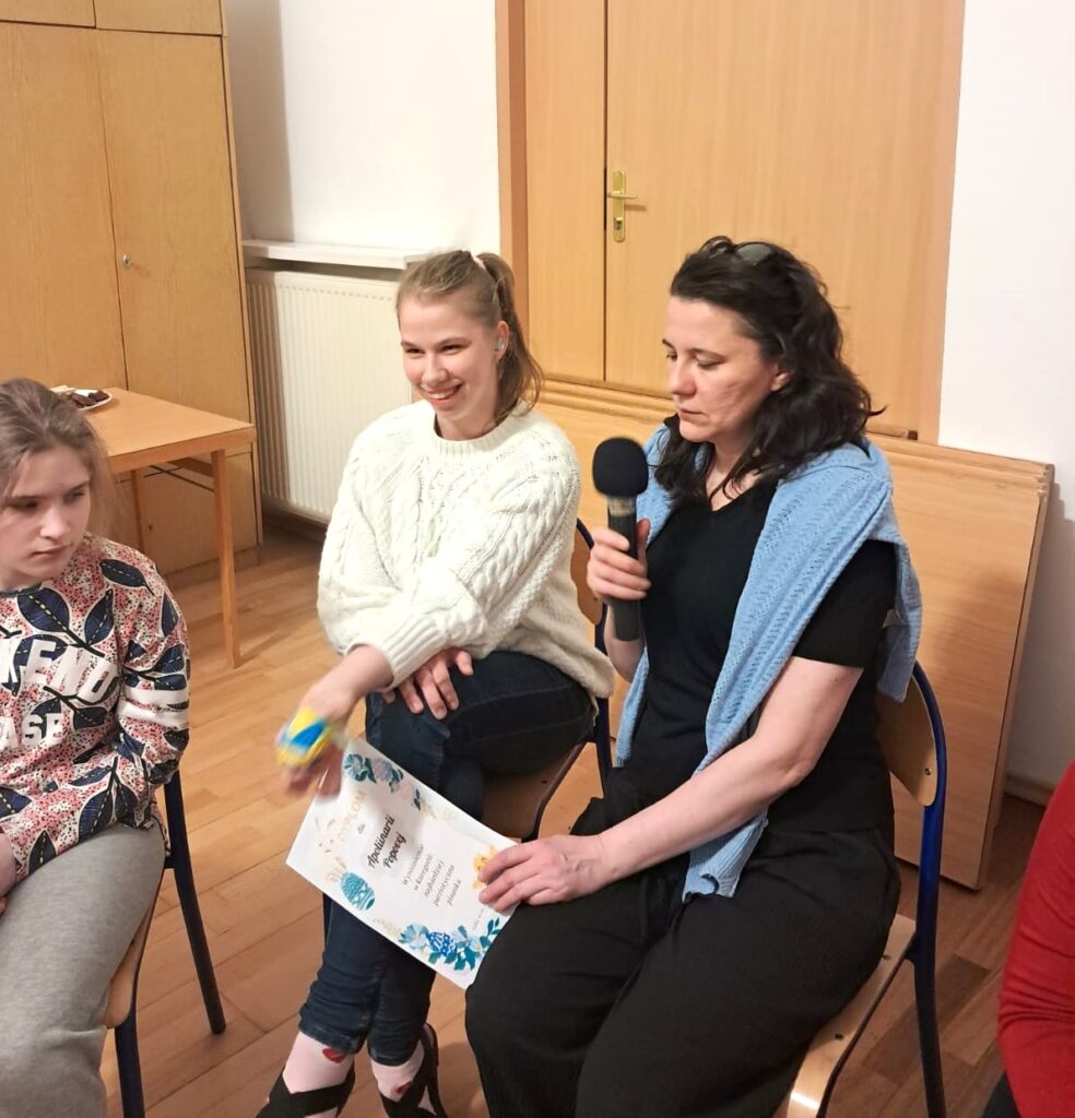 Apoliinaria z wręczonym dyplomem w towarzystwie  pani Agnieszki
