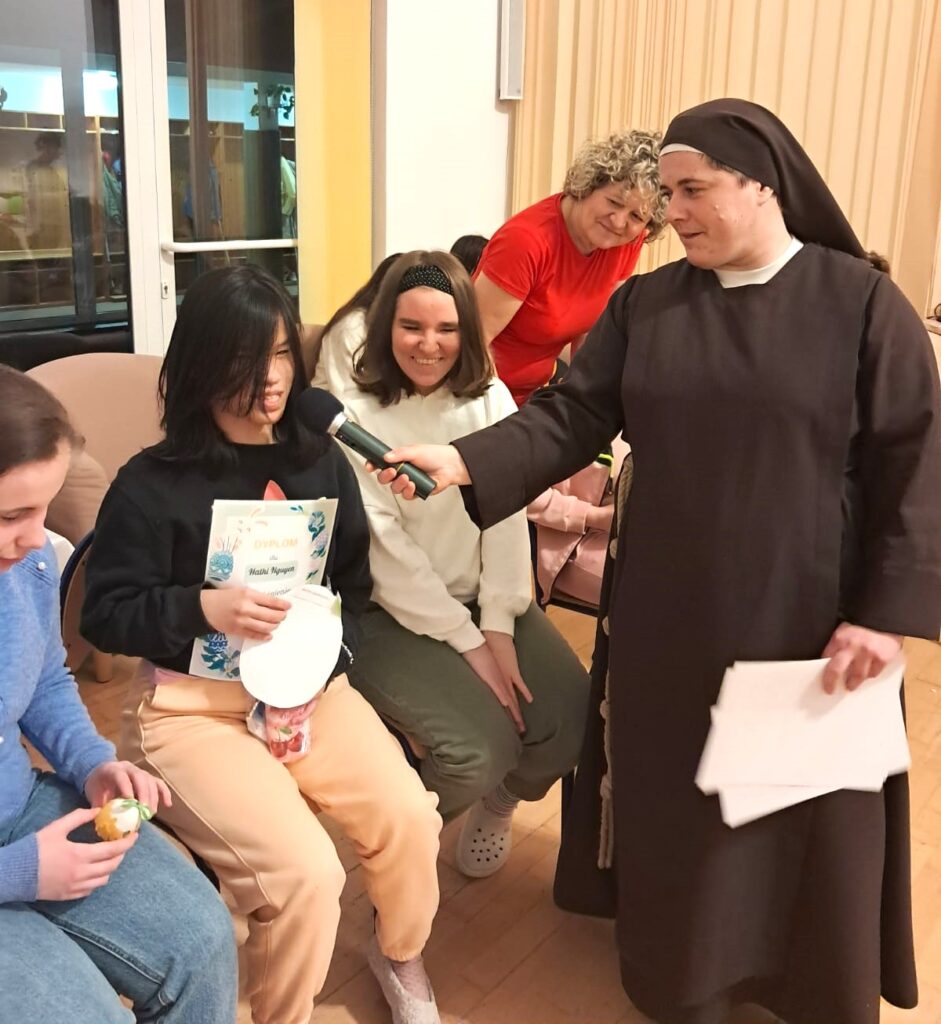 Siostra Marta w trakcie wręczenia dyplomu i upominku Hathi