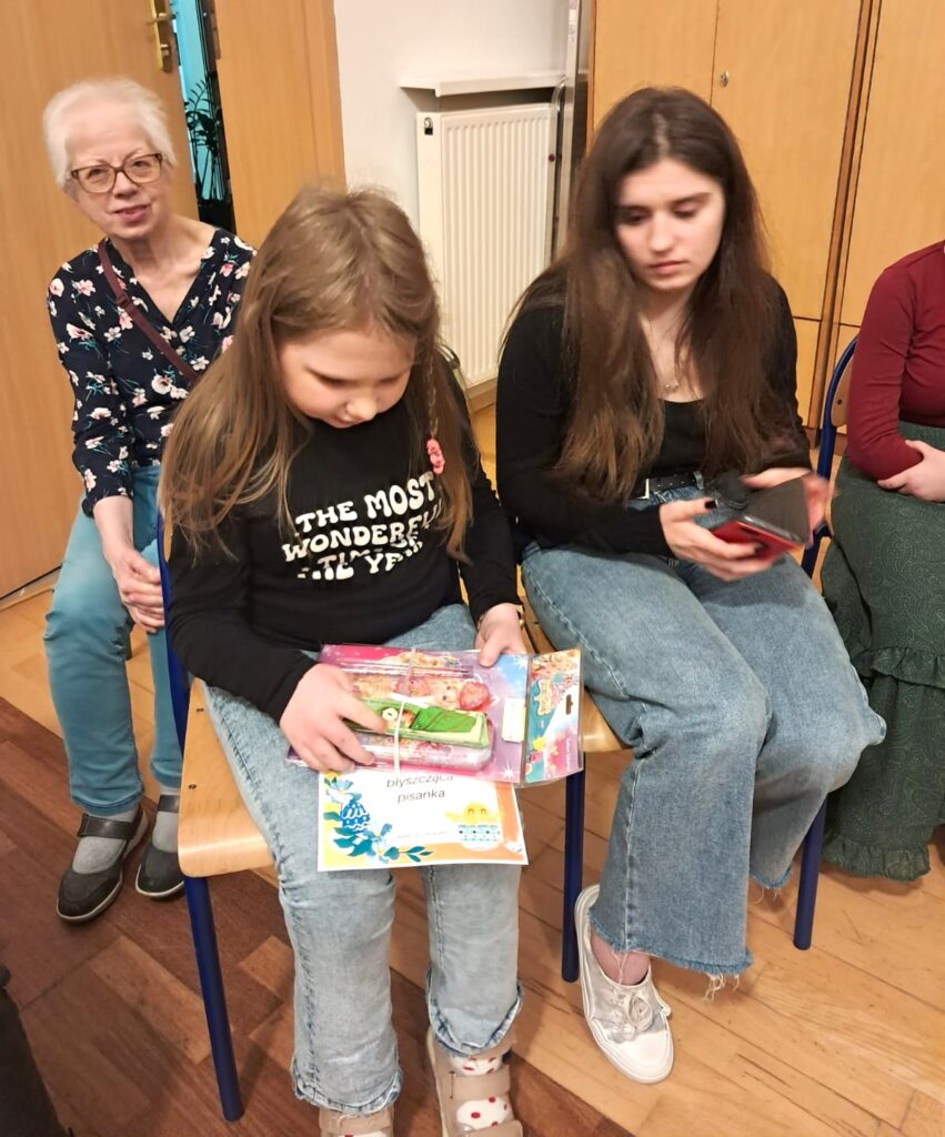 Kinga obdarowana dyplomem i upominkiem