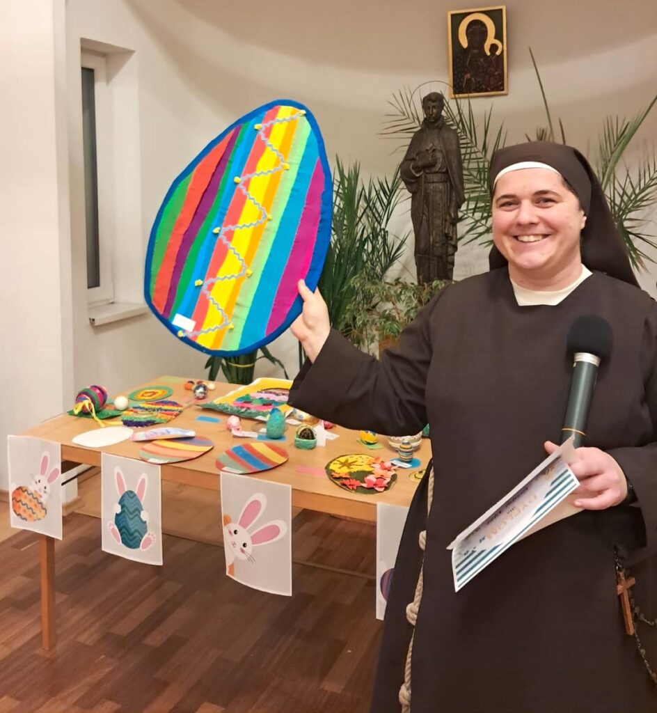 Siostra Marta z największą pisanką 