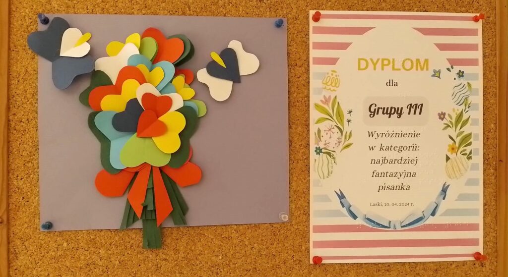 Dyplom grupy III na tablicy korkowej