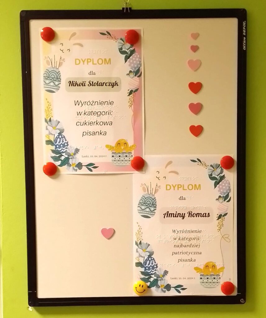 Dyplomy Aminy i Nikoli  na tablicy 