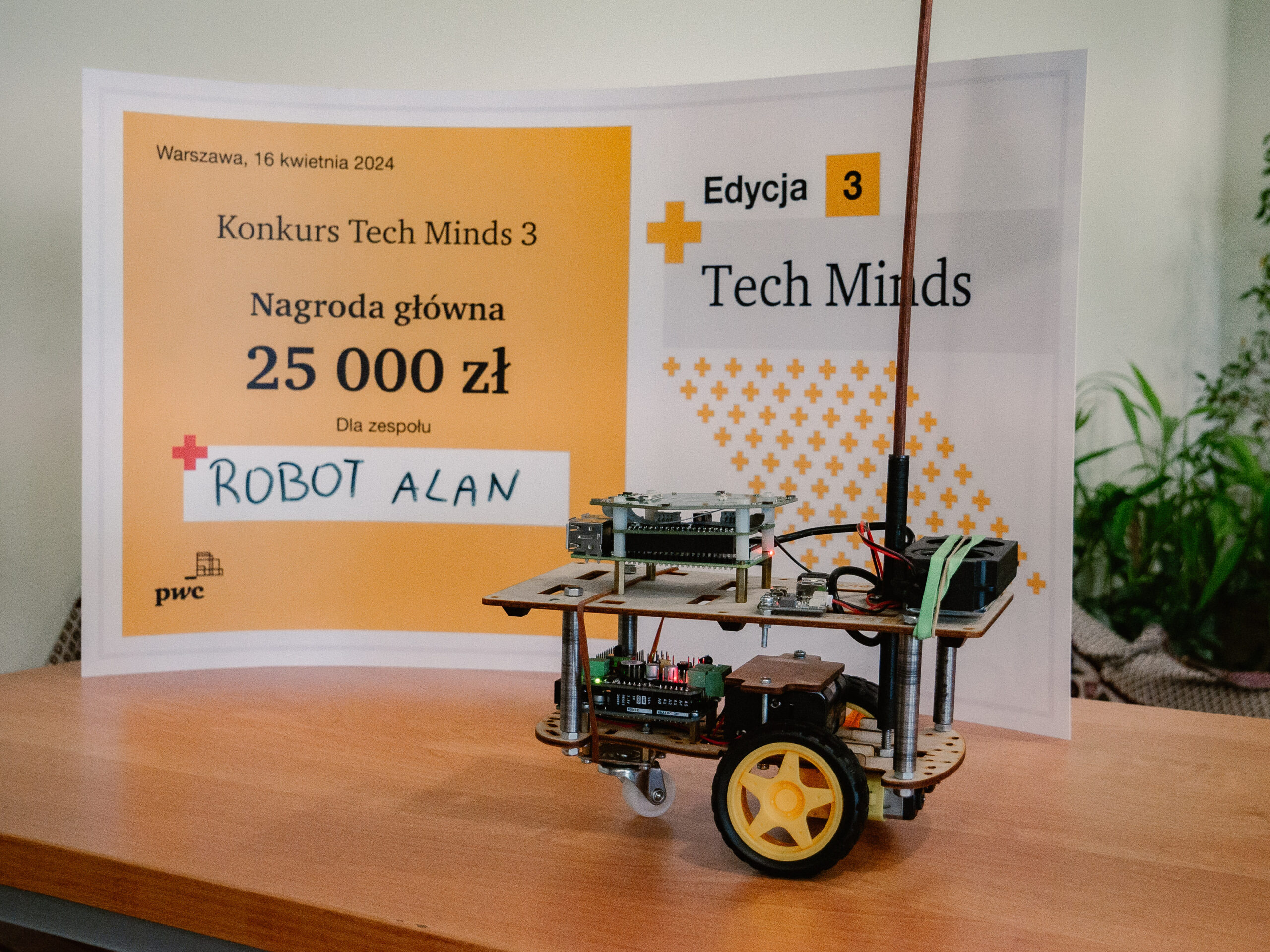Nagroda główna i robot Alan.