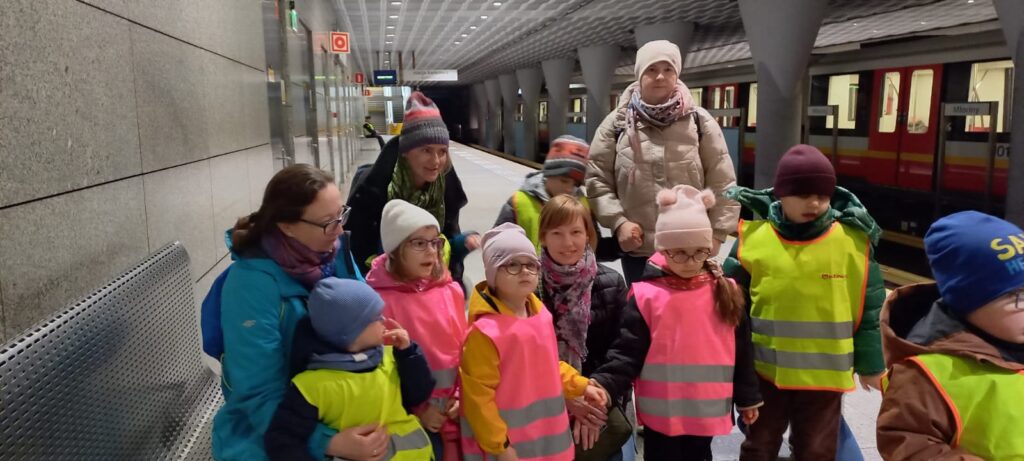 Przedszkolaki na peronie metra.