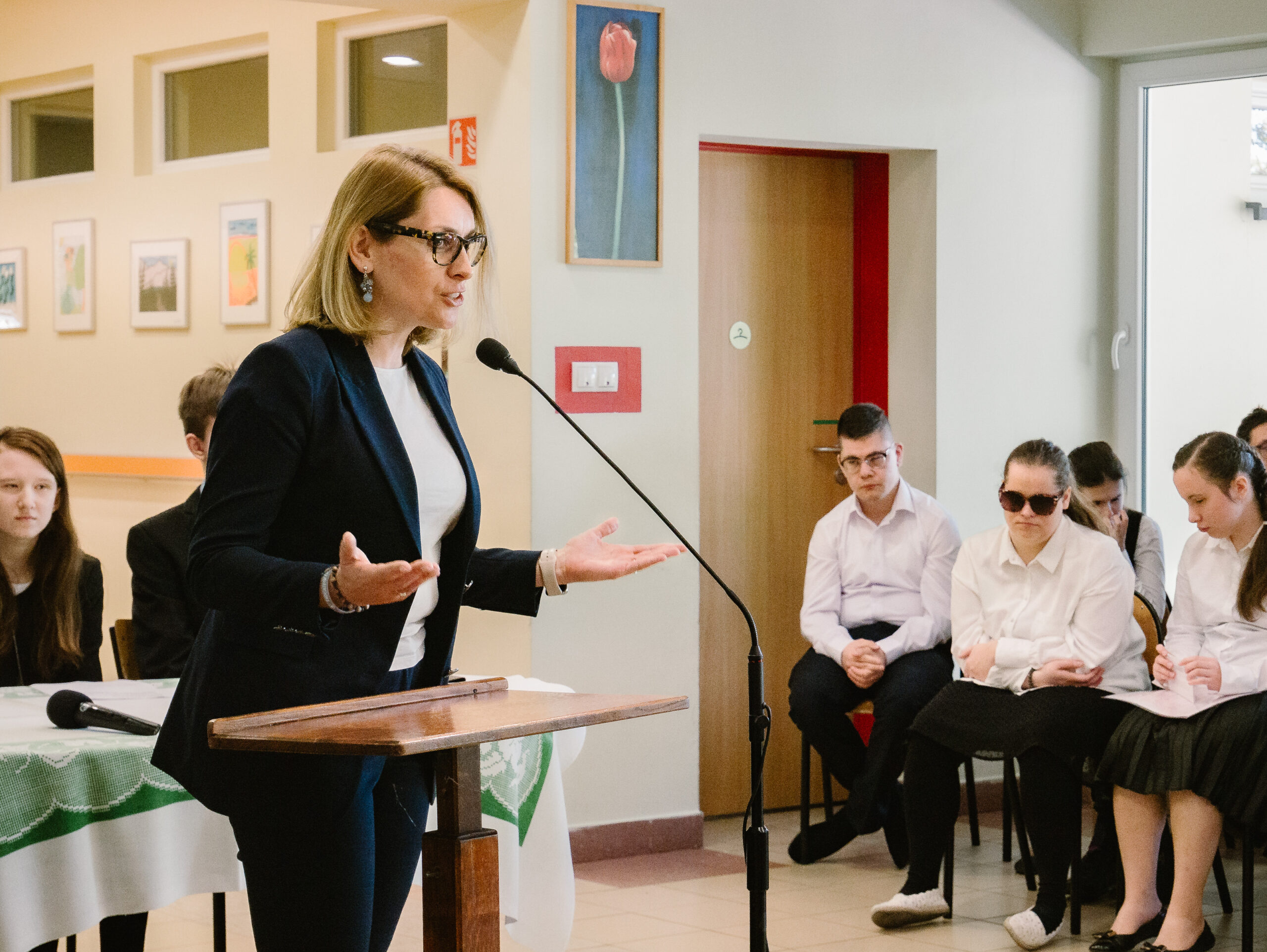 Słowo do zebranych kieruje dyrektor Kamila Miler-Zdanowska.