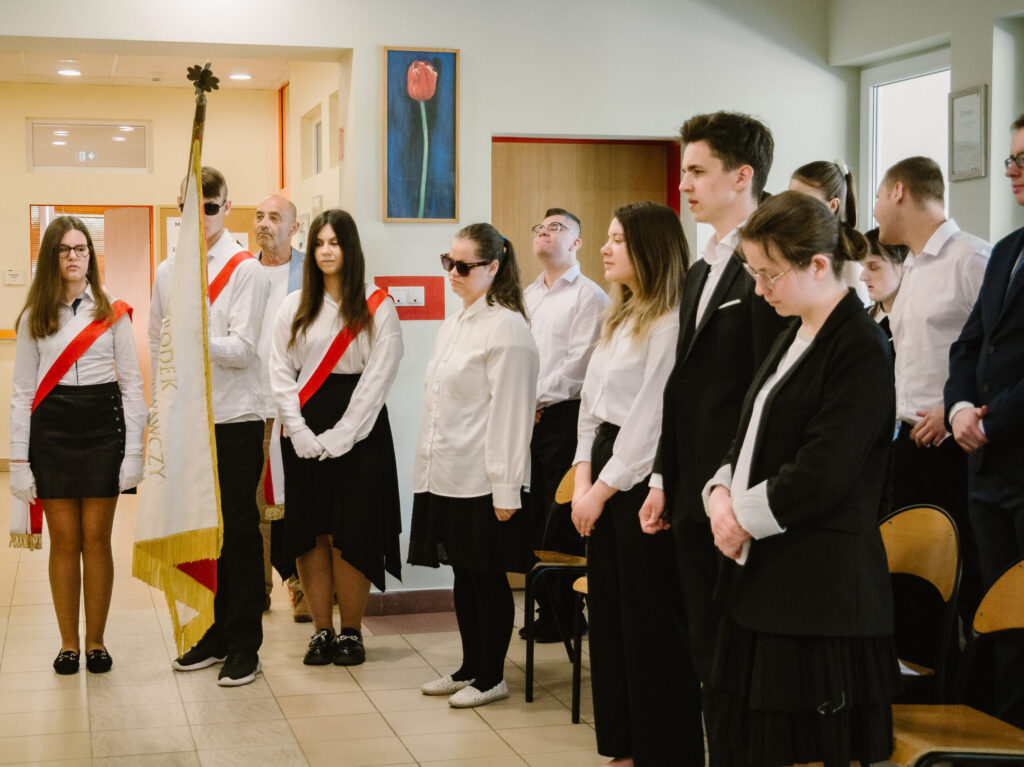 Uczniowie śpiewają hymn państwowy.
