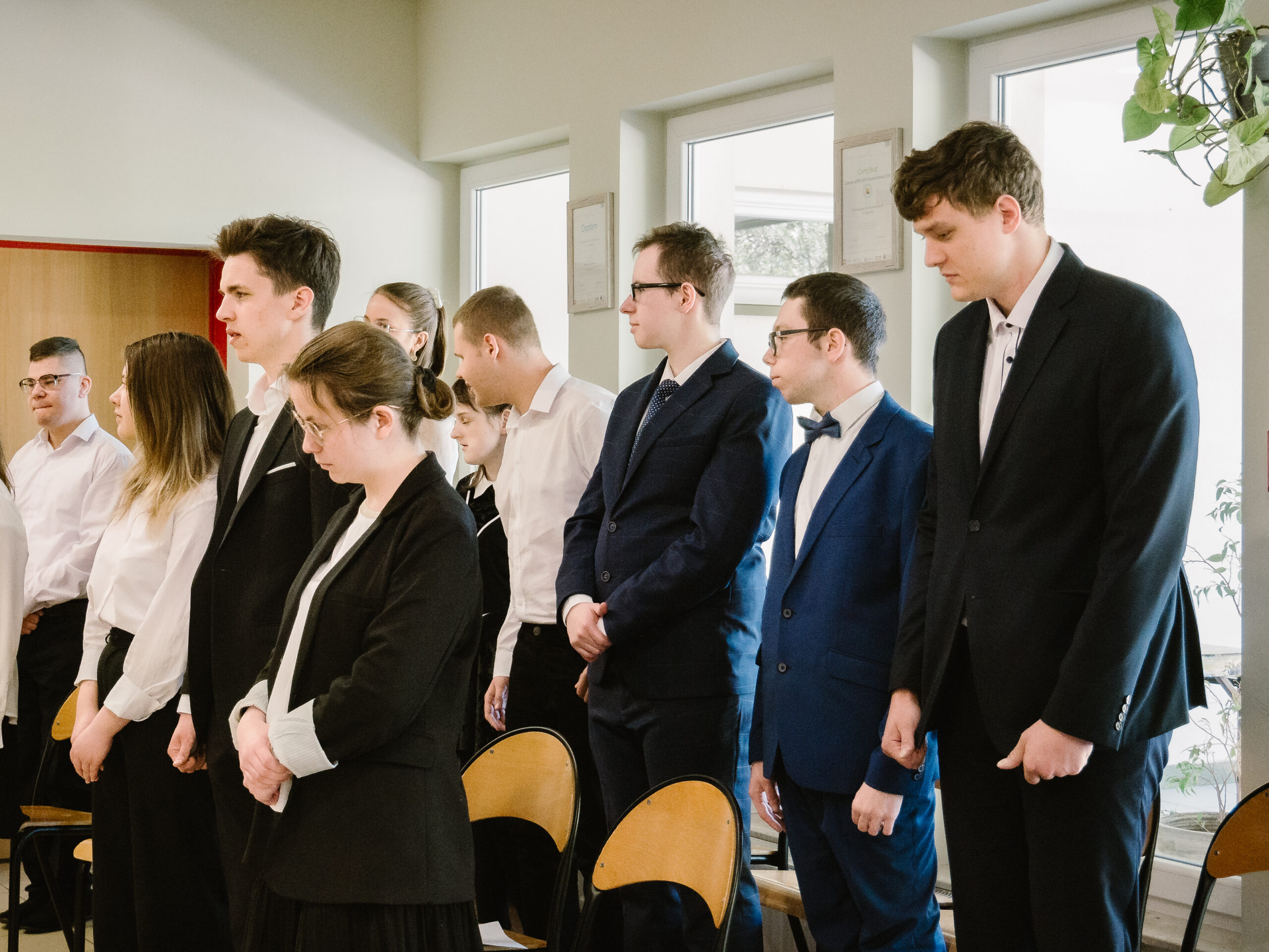 Kilkoro z absolwentów.