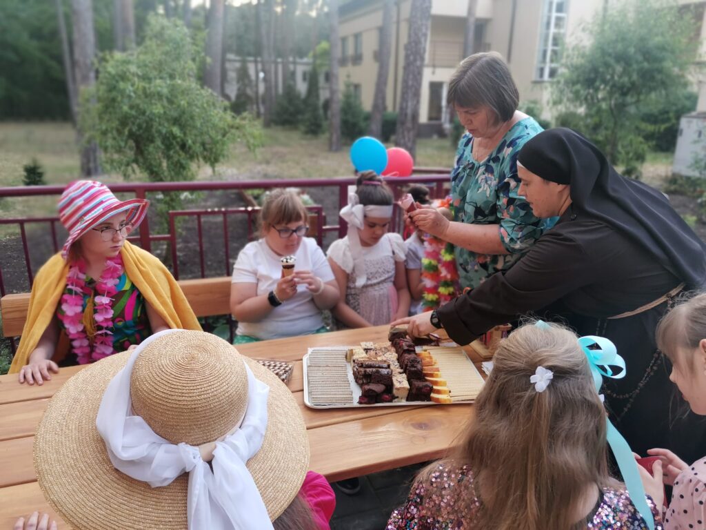 Poczęstunek na tarasie , degustacja słodkości 