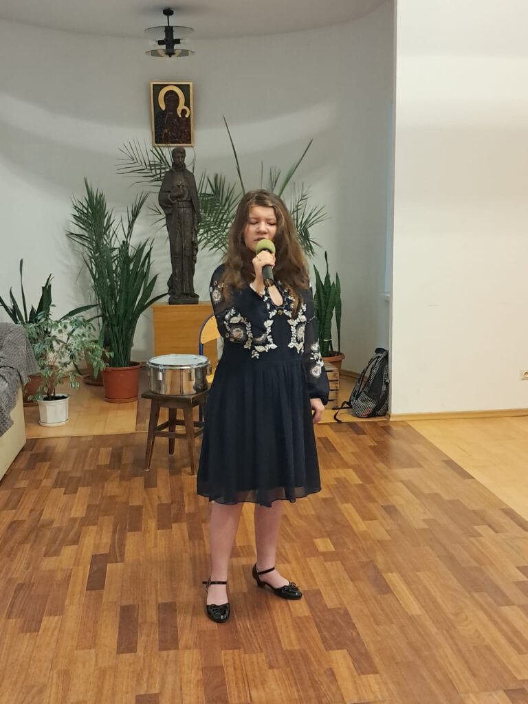 Oliwia wykonuje utwór pt. „Ramonda”