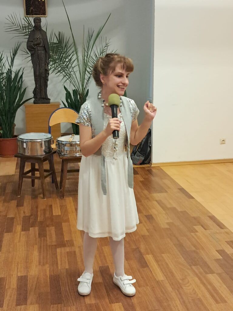 Ałłana śpiewa utwór Sanah pt. „Szampan”