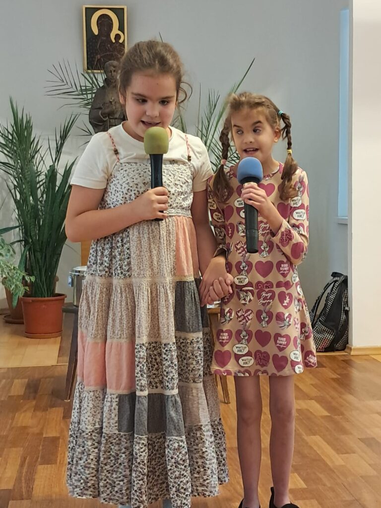 Maja i Maja-śpiewają piosenkę pt. „Dzień Dziecka”