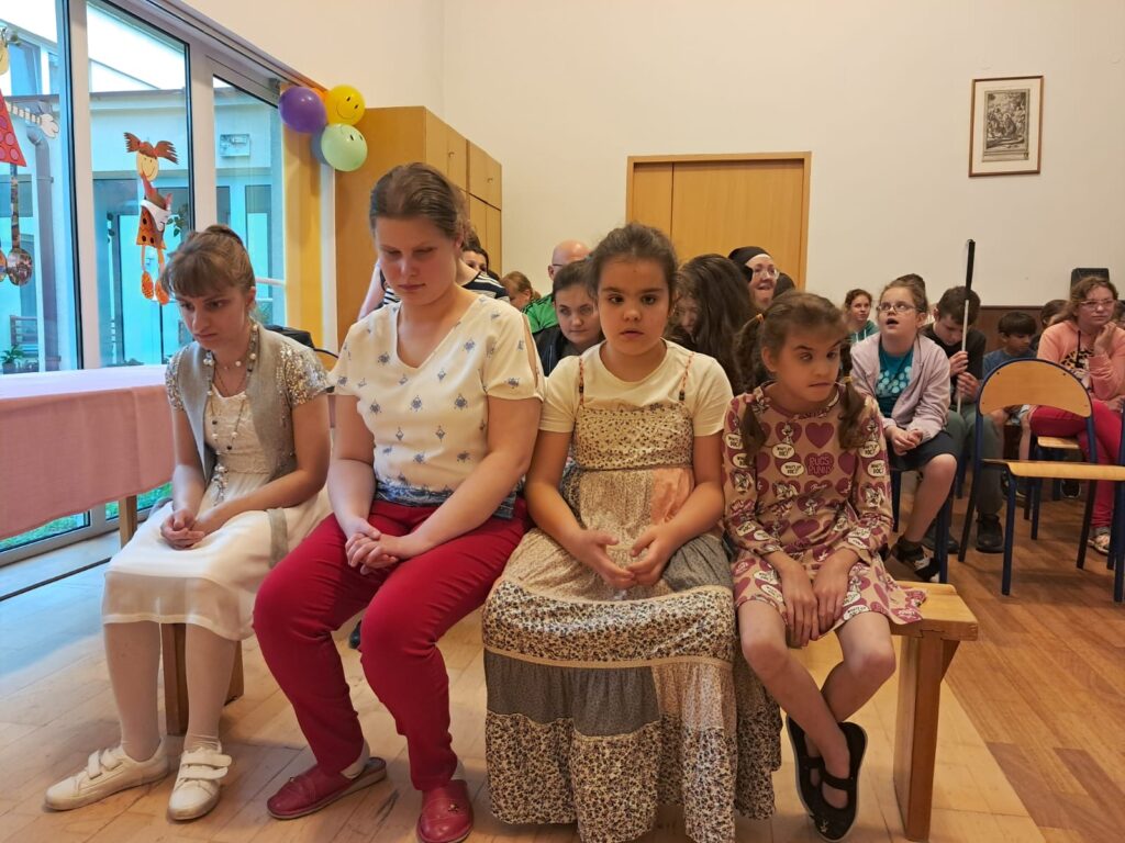 Dziewczęta w oczekiwaniu na występ