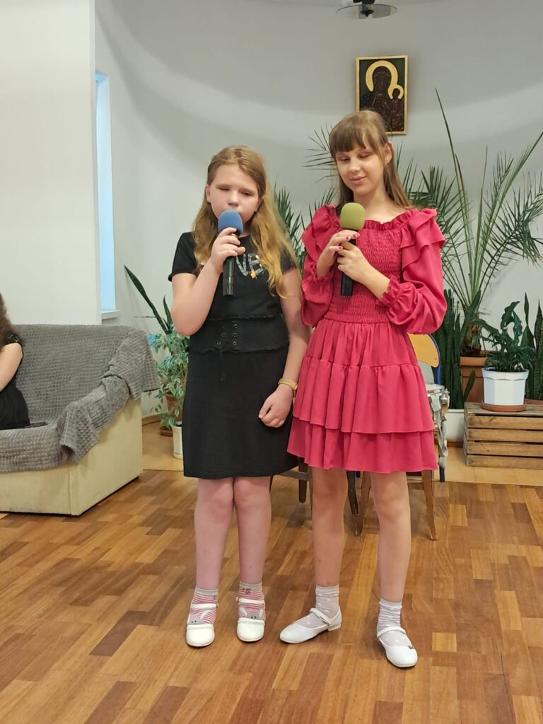 Kinga i Nikola- śpiewają „Szary świat”