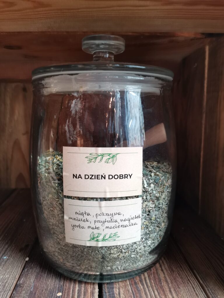 Duży słój z herbatą na dzień dobry