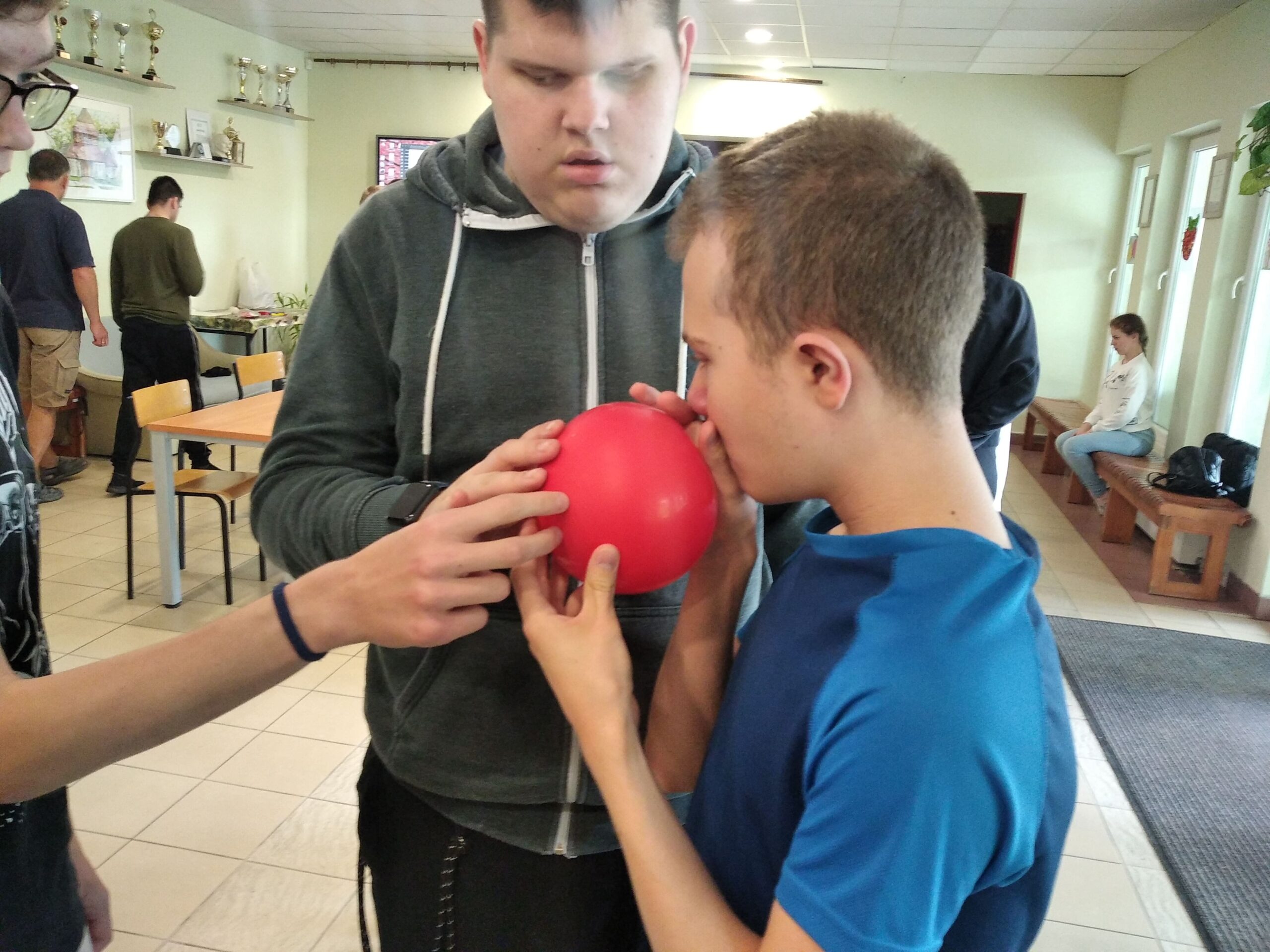 Uczeń dmucha balon.