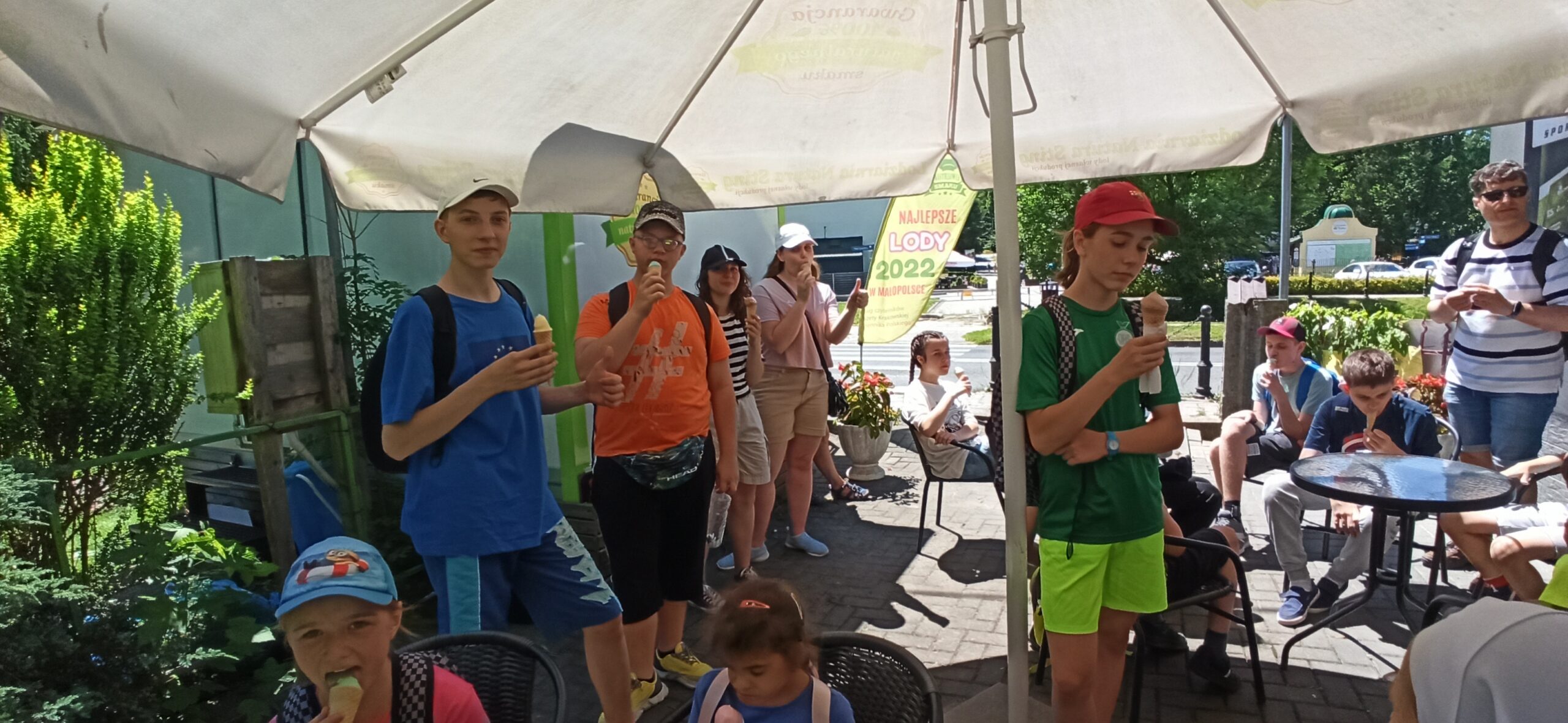 Grupa wycieczkowa je lody.