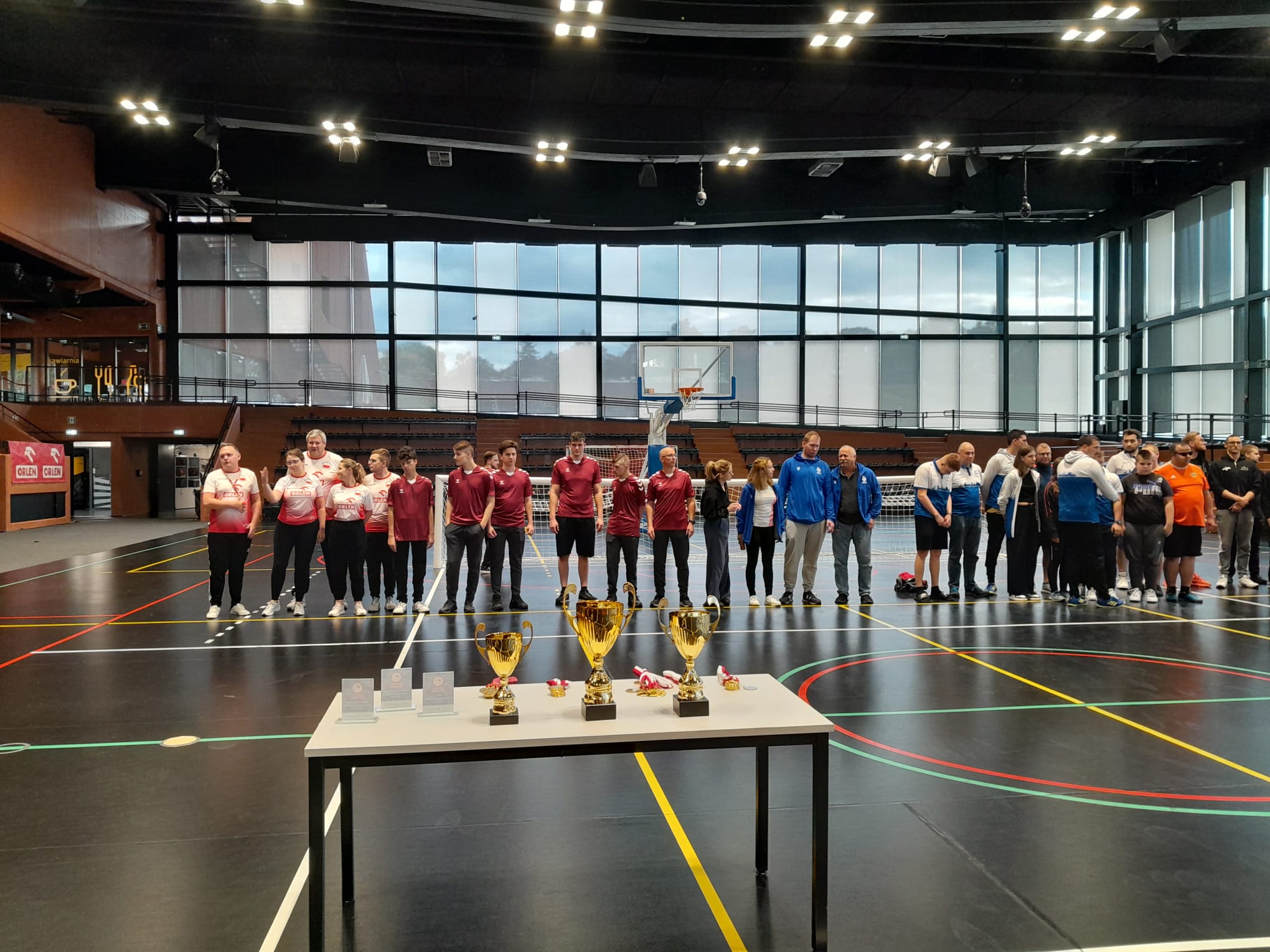 Drużyny zebrane na boisku przed ceremonią medalową.