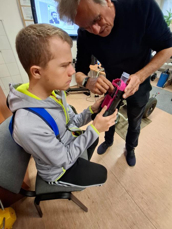 Uczniowie oglądają modele reaktora jądrowego.