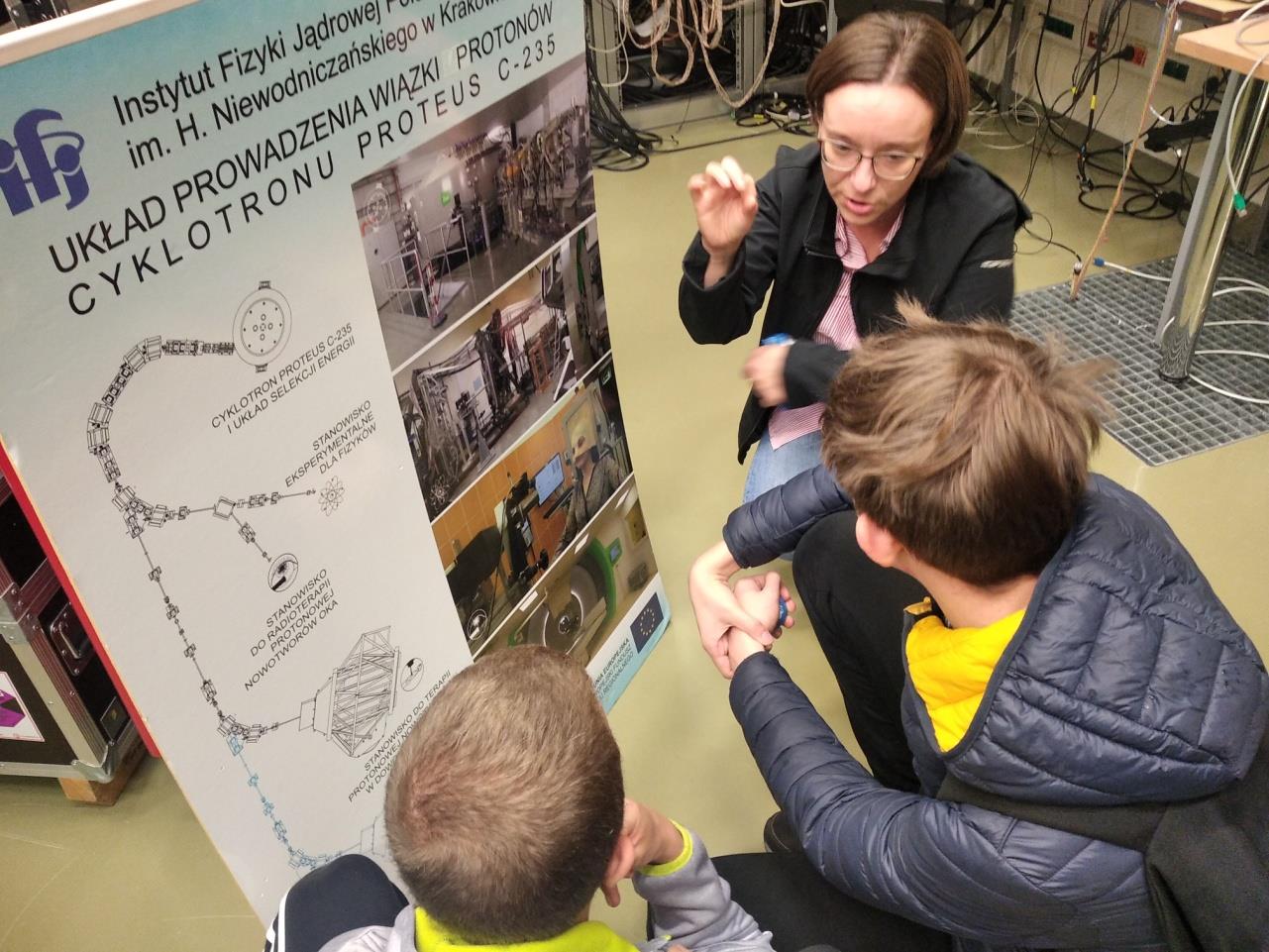 Pracownica Centrum Cyklotronowe Bronowice opowiada o swojej pracy.