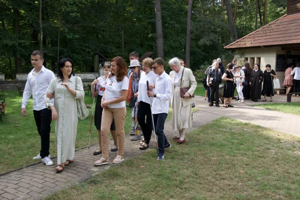 Przed Kaplicą MBA idą uczestnicy Mszy Św. po uroczystym rozpoczęciu roku szkolnego