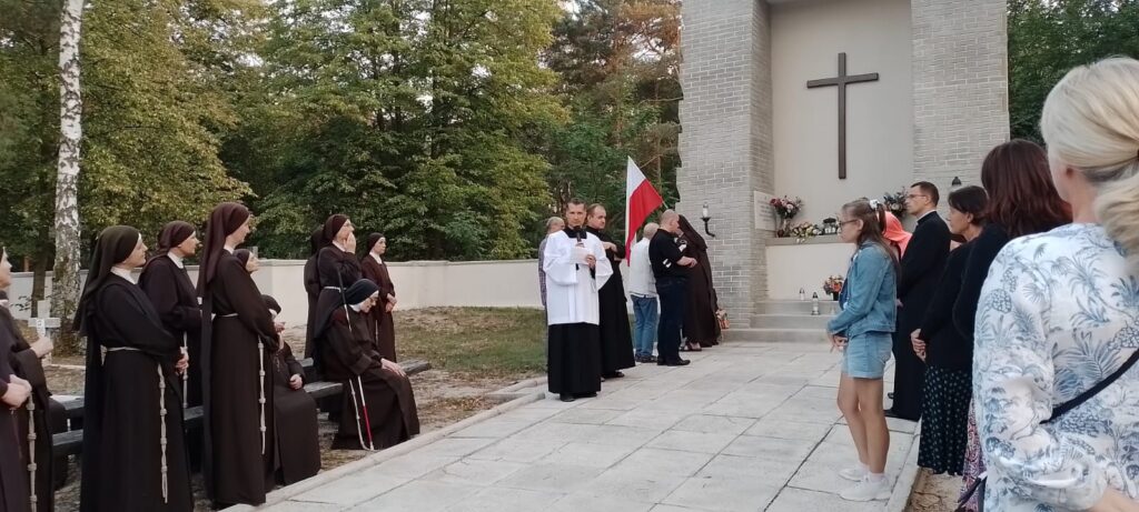 Modlitwa za poległych w rocznicę wybuchu II wojny na cmentarzu wojskowym w Laskach.
