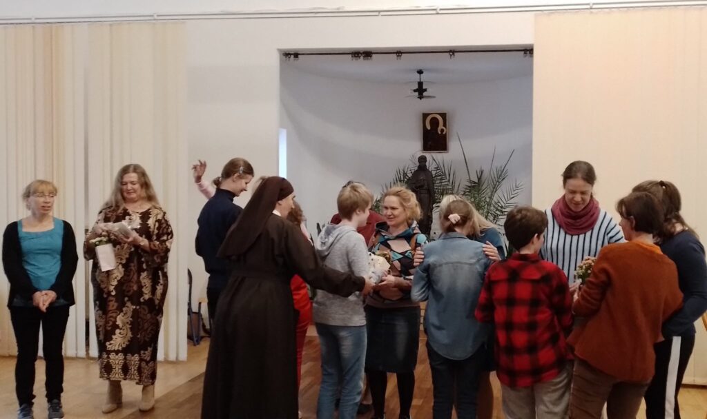 Dziewczęta składają życzenia i wręczają upominki