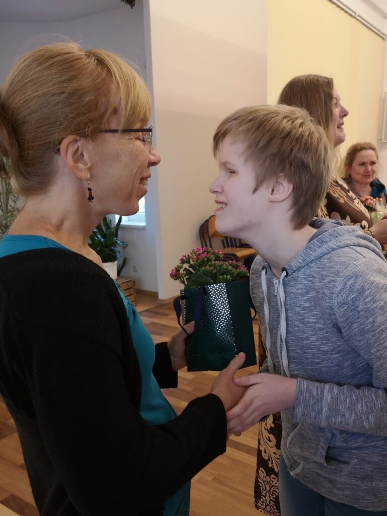 Wiktoria składa życzenia pani Monice