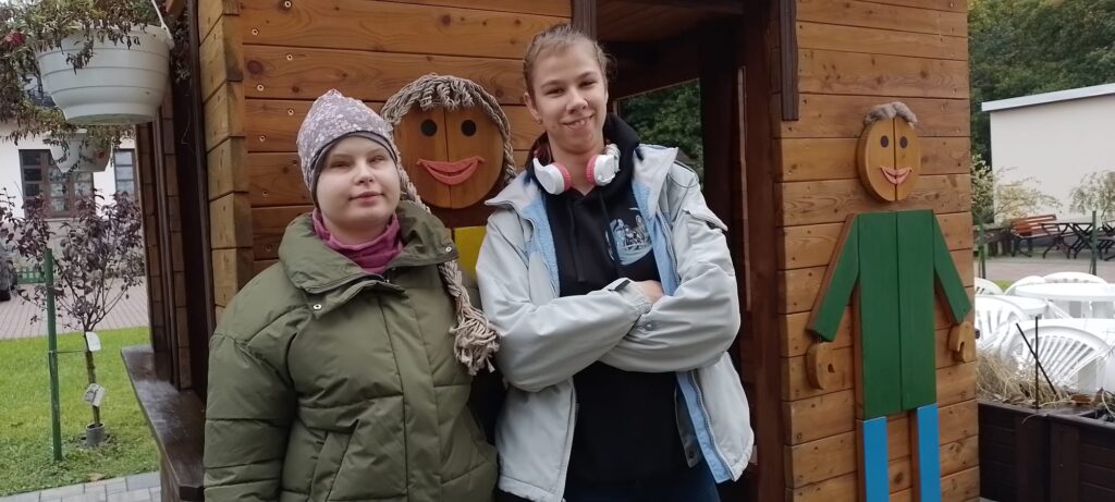 Konstancja z Apollinarią stoją przed domkiem na terenie tego ośrodka 