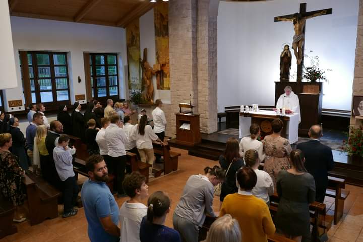 Uczestnicy Mszy św.  w kaplicy św. Franciszka rozpoczynającej święto ośrodka w Rabce.