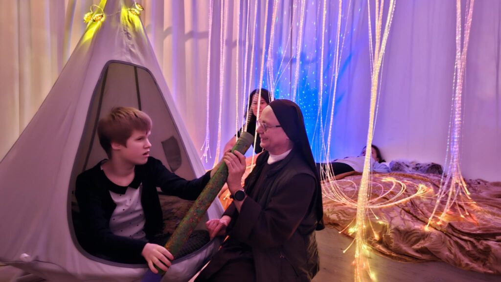 W sali doświadczania światła Wiktoria  z Siostrą. Fides