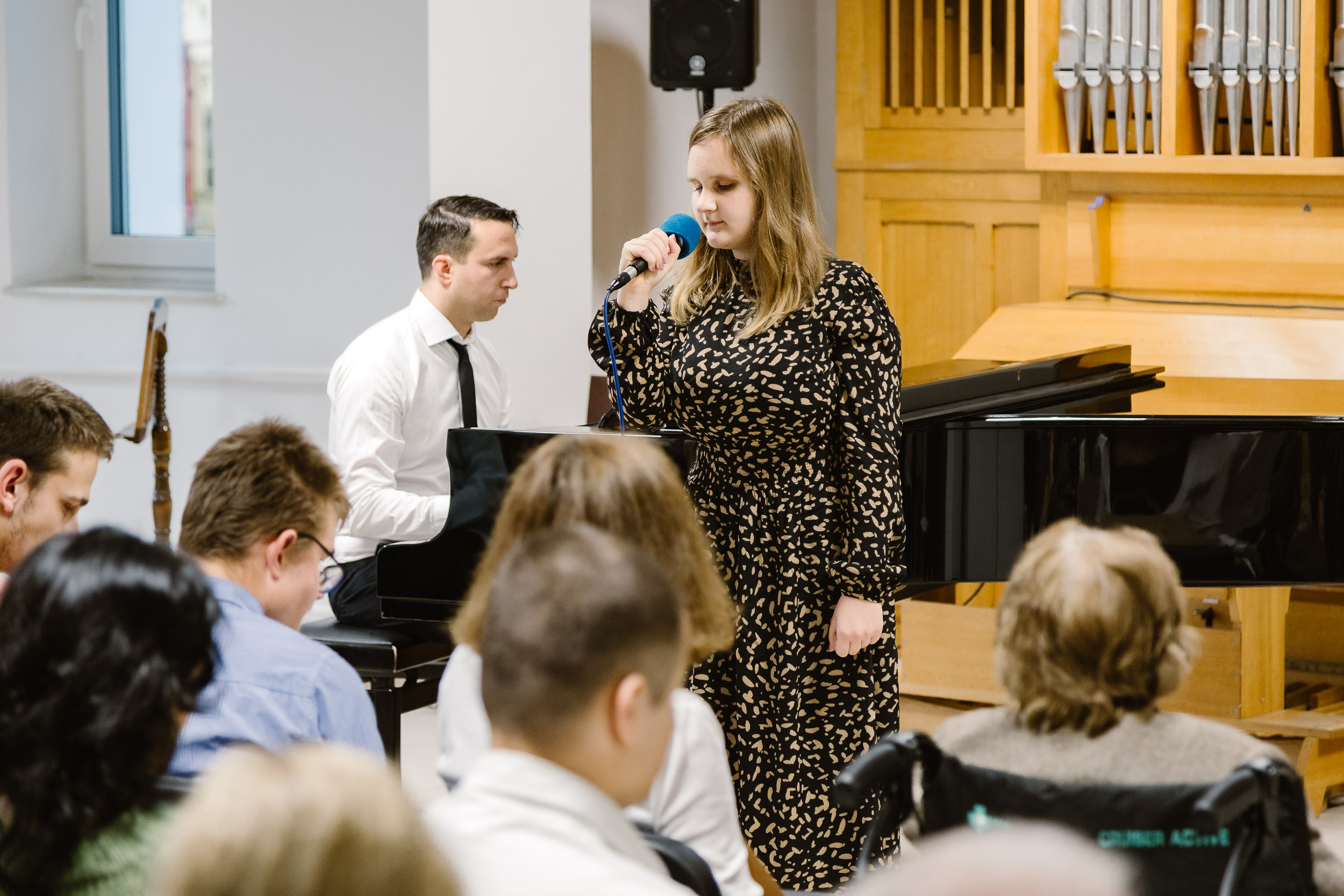 Julia śpiewa piosenkę przy akompaniamencie pana Grzegorza.