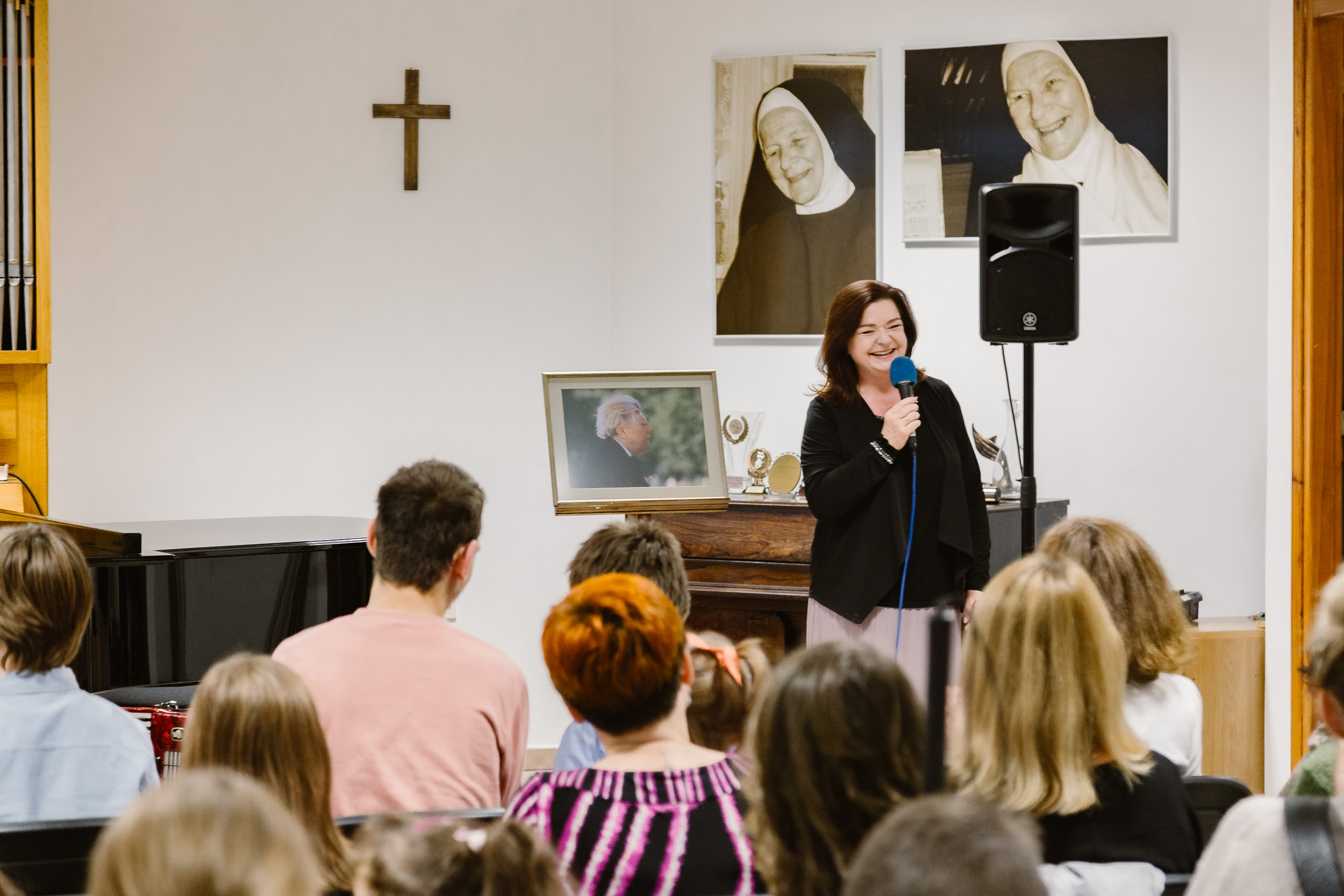 Dyrektor Beata Dąbrowska kończy koncert.