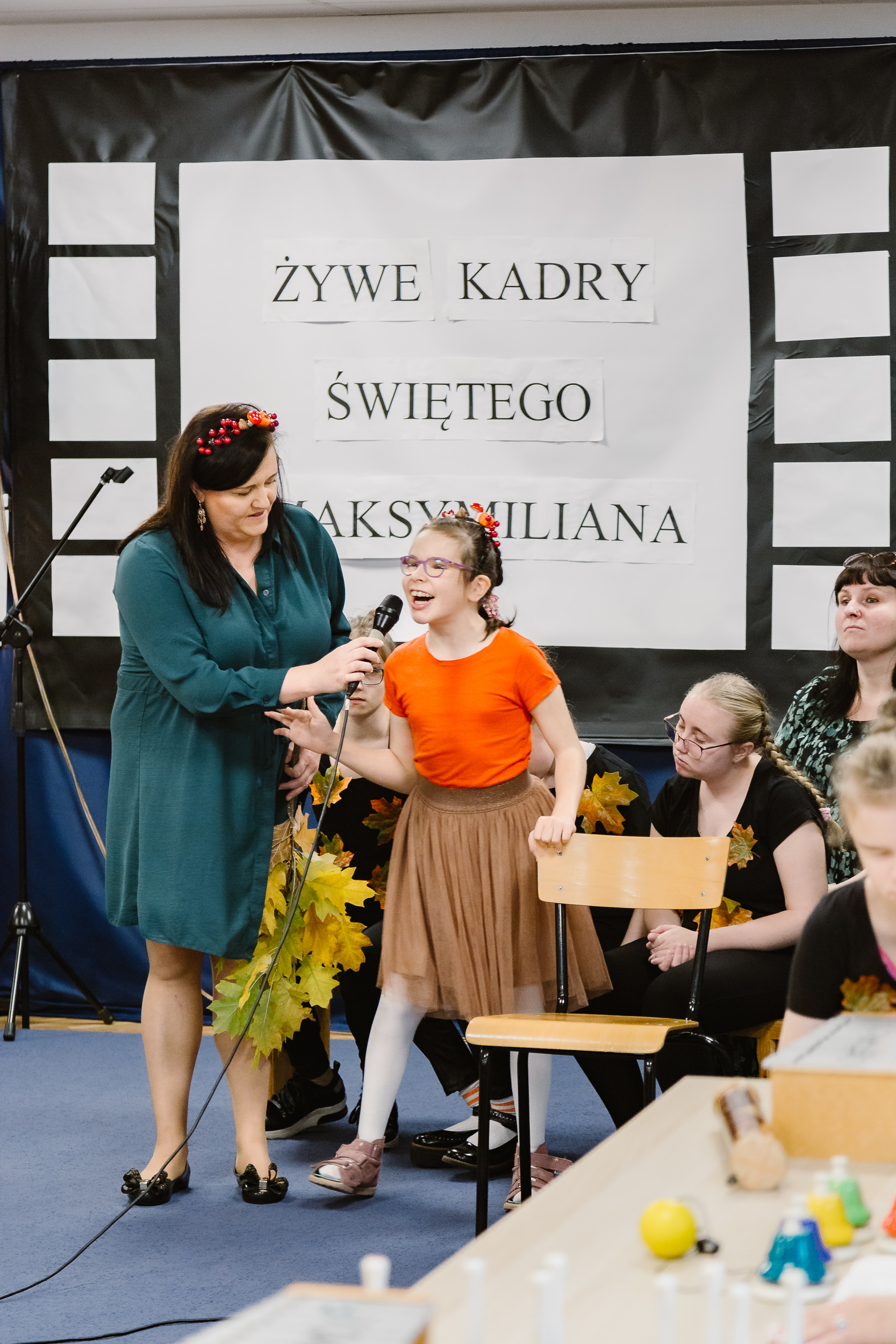 Jedna z uczennic mówi wiersz.